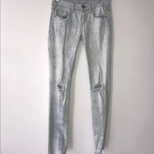 Light Wash Ripped Jeans